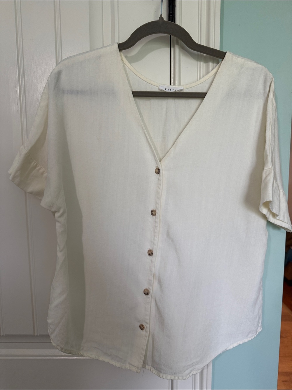 VETTA Cream V-Neck Button-Front Short Sleeve Blouse